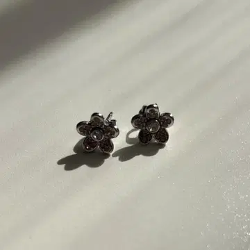 마크제이콥스 데이지 플라워 스터드 귀걸이 실버