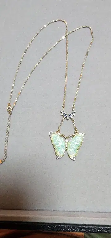 나비 모양 목걸이