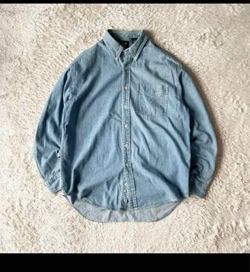 라이트 블루 데님 버튼 다운 셔츠