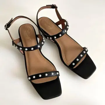 Daniella&GEMMA 펄 스터드 가죽 샌들