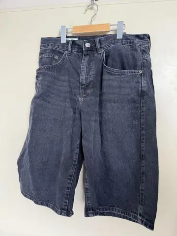 ZARA 다크 그레이 숏팬츠
