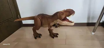 리얼한 T-Rex 피규어 약 길이 90cm, 체고 최대 45cm.