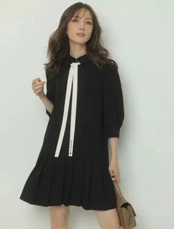 아푸와이저 리셰 CLATHAS 콜라보 보타이 플리츠 미니 원피스 블랙 S