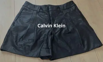 Calvin Klein (캘빈 클라인) 가죽 숏팬츠