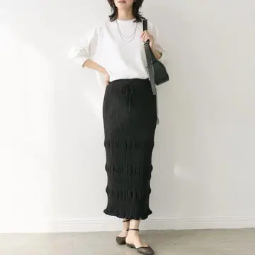 리브 드로와 웨이비 리브 스커트 블랙