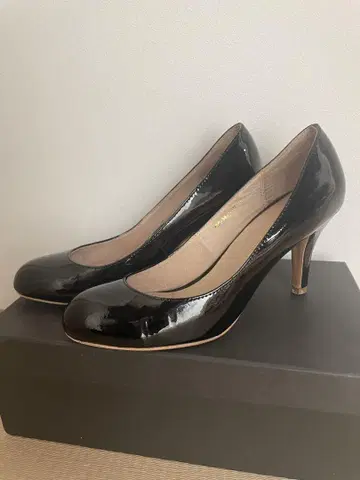 뷰티 앤 유스 블랙 에나멜 펌프스 약 8cm 힐