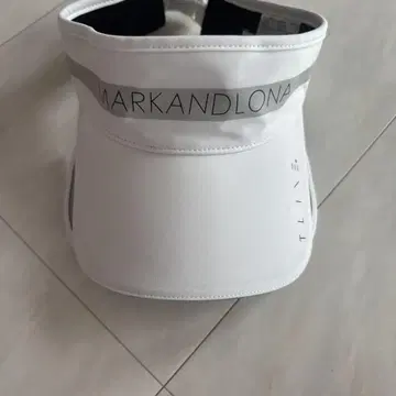 마크앤로나 화이트 바이저