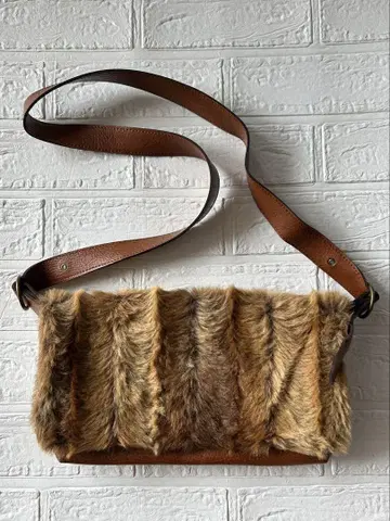 UNTITLED 퍼 숄더백 브라운