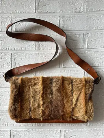 UNTITLED 퍼 숄더백 브라운