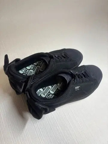 PUMA 블랙스 에이드 리본 스니커즈