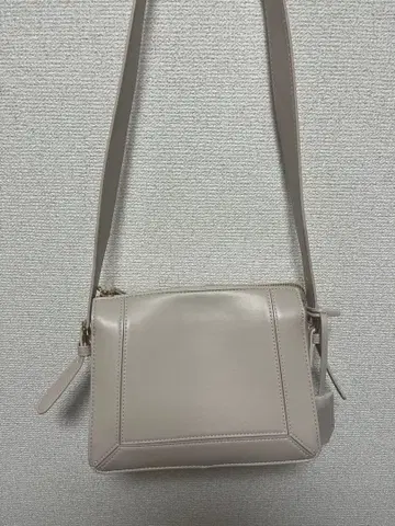 베이지 숄더백 지퍼 포함