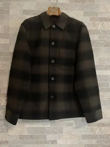 UNIQLO 블랙 x 브라운 체크 무늬 자켓 시착만 했습니다.