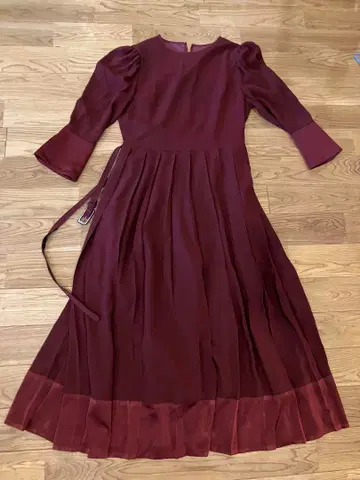 버건디(어두운 홍색) 플레어 슬리브 플리츠 롱 원피스