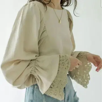 새상품 mystic 소매 프릴 상의 베이지