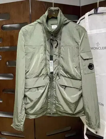 CP Company 후드 부착 나일론 자켓 올리브 그린