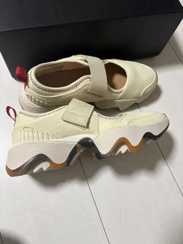 SOREL 크림색 스니커즈 벨크로 테이프