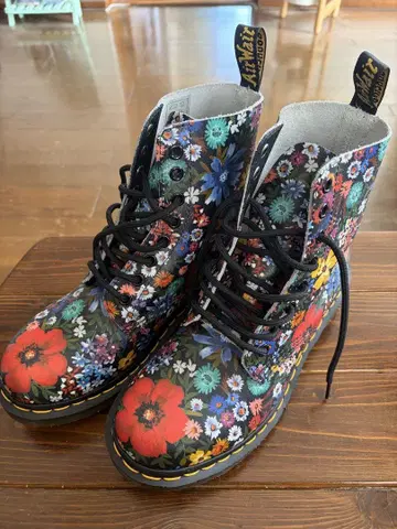 Dr. Martens 플라워 프린트 부츠 UK6