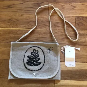 미사용 새상품 미나 페르호넨 ami pochette 미니백