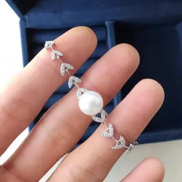 apm Monaco 펄과 잎 모티브의 실버 팔찌