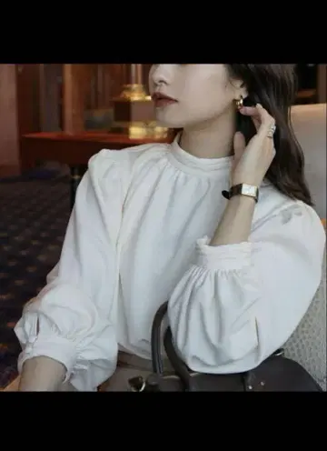 L'Or Volume Gather Blouse Ecru