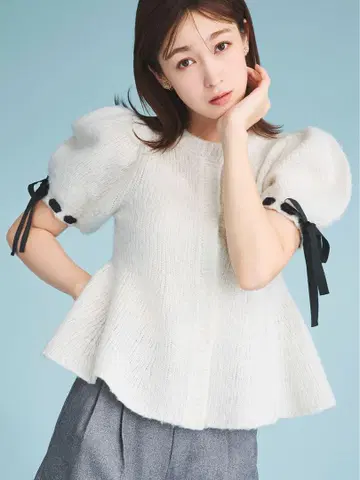 CELFORD 리본 디테일 페플럼 가디건 WHT F 시착만 한 상품