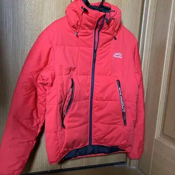 빨간색 다운 자켓 후드 부착