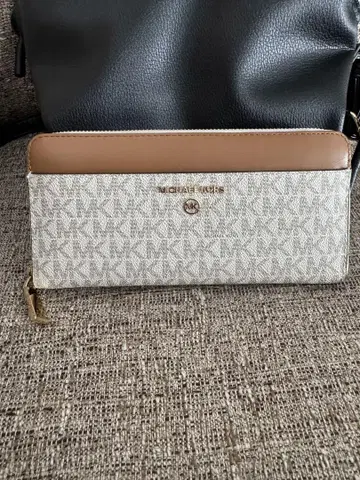 MICHAEL KORS 로고 장지갑 화이트/브라운