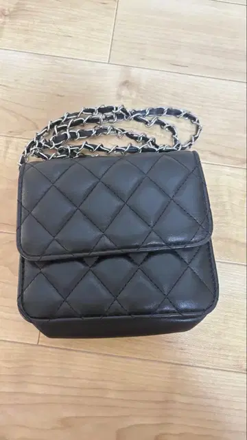 블랙 퀼팅 숄더백