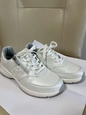 화이트 지퍼 달린 스니커즈