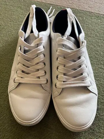 타미 힐피거 화이트 가죽 로우컷 스니커즈