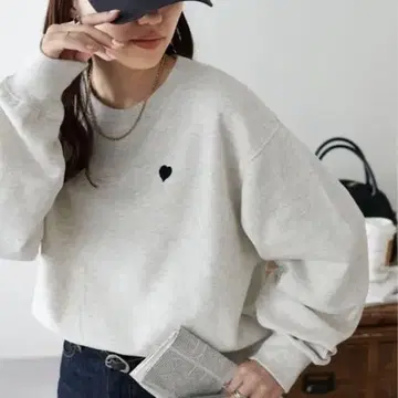 하트 자수 맨투맨