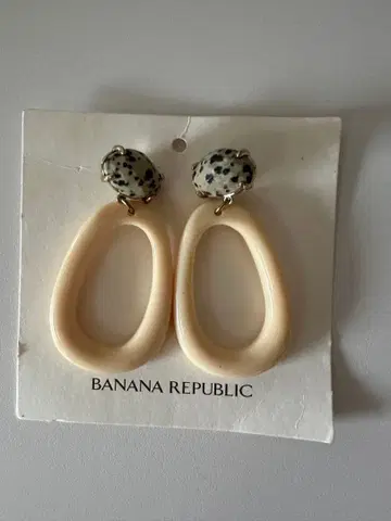 BANANA REPUBLIC 아이보리 귀걸이