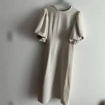 아이보리 퍼프 슬리브 무릎 기장 원피스
