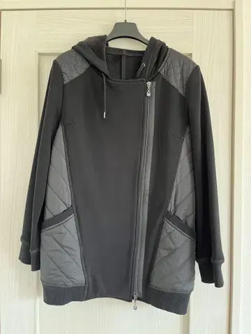 가격 인하했습니다. 후드 부착 블랙 롱 점퍼