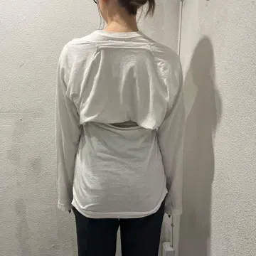 백 오픈 긴팔 T셔츠 화이트