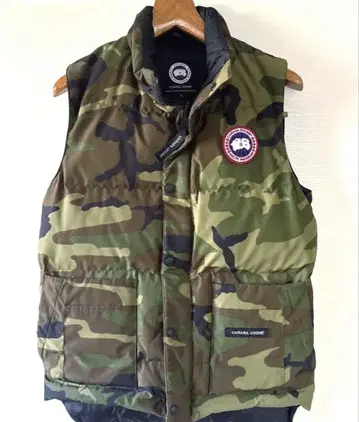 가격 인하 CANADA GOOSE 카모플라쥬 다운 베스트 XS