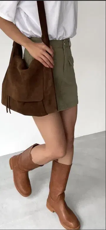 브라운 스웨이드 숄더백