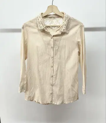 레이스 달린 베이지색 긴팔 셔츠