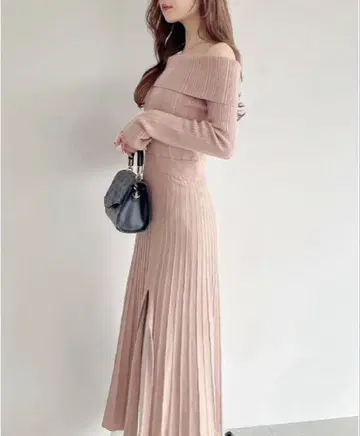 오프숄더 베이지 니트 원피스