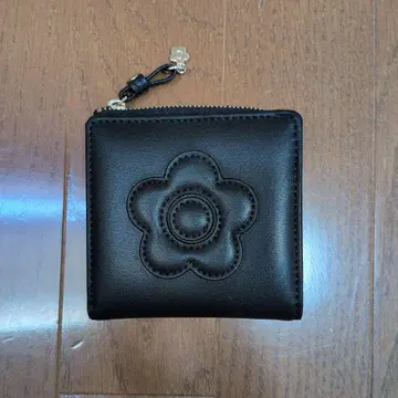 블랙 가죽 꽃 모티브 접이식 지갑 마리 콰인트