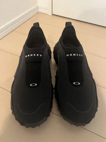 Oakley 블랙 스니커즈 27.5cm