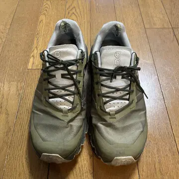 on 러닝화 올리브색