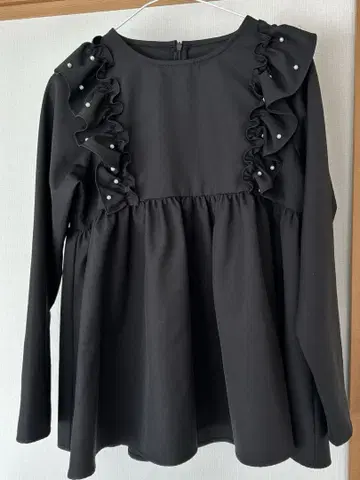 핏모어 숄더 펄 프릴 페플럼 상의