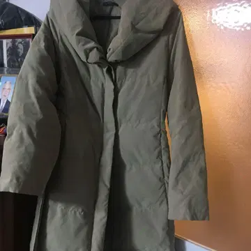 올리브 그린 후드 부착 롱 코트
