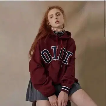 OIOI 버건디 후드티