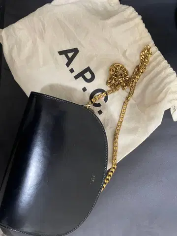 A.P.C. 블랙 가죽 숄더백
