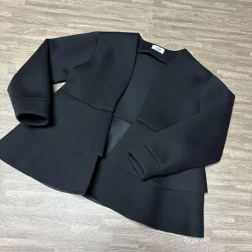 myu 블랙 노카라 프릴 자켓