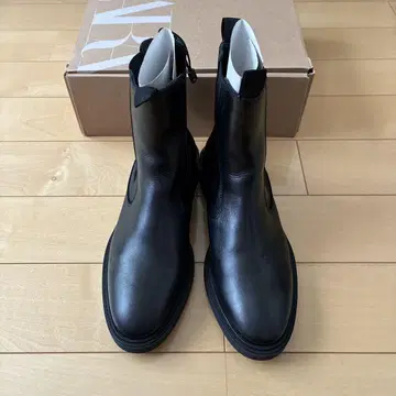 [ 미사용 새상품 ] ZARA 자라 블랙 사이드 고어 부츠 리얼 가죽