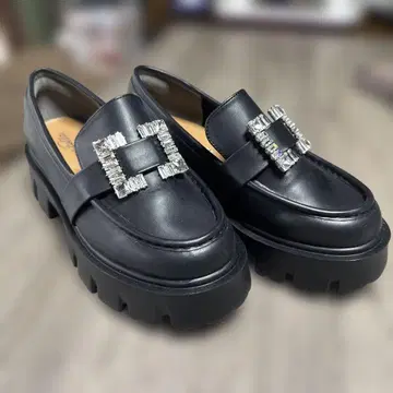 비쥬 장식 블랙 로퍼