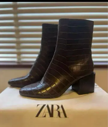 [미사용 새상품] ZARA 다크 브라운 악어 무늬 부츠 사이즈 37